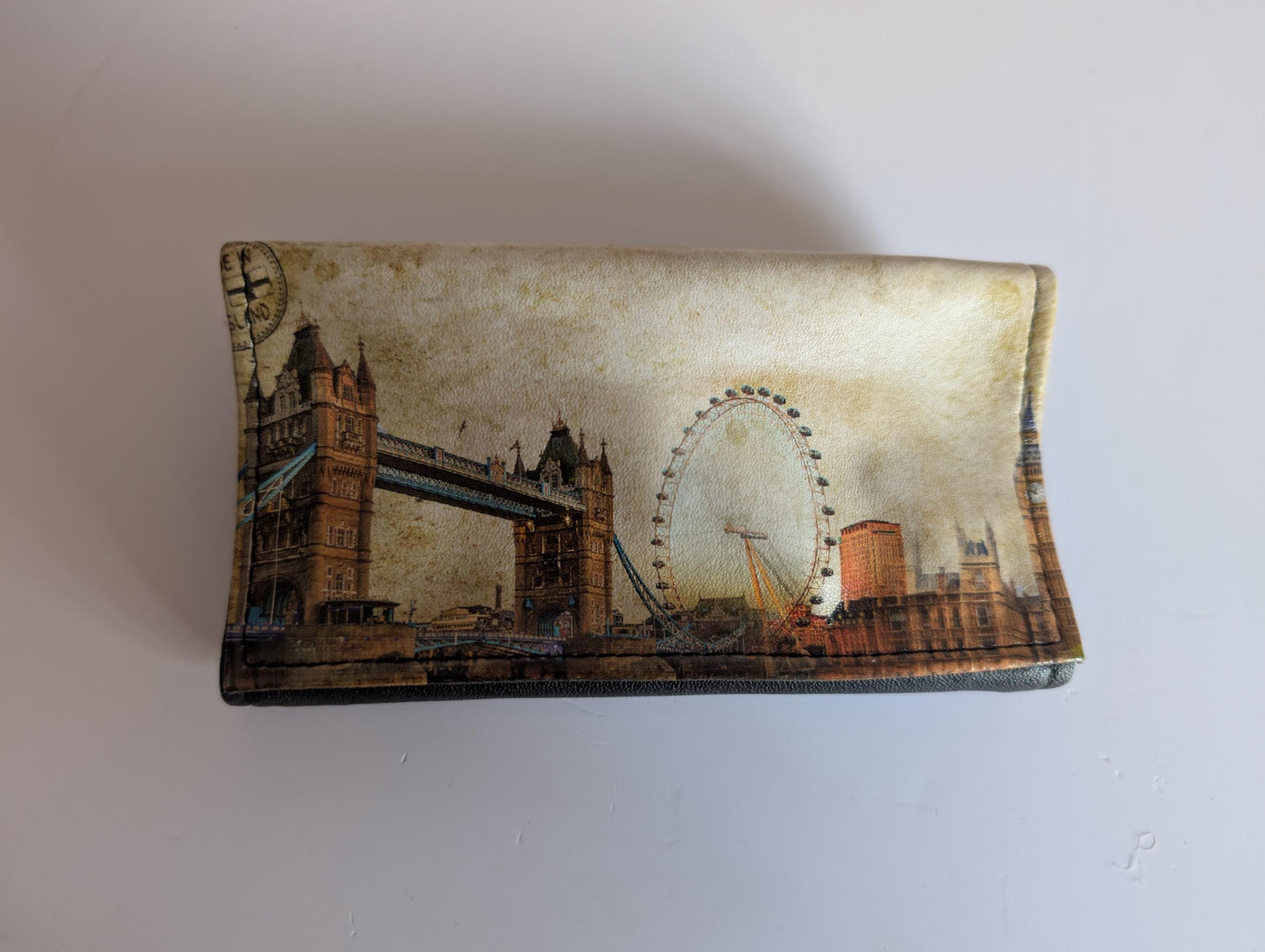 High Quality Faux Leather Tobacco Pouch Featuring London / UK Designs